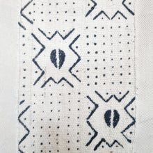 Load image into Gallery viewer, Totebag. Organic cotton with Bogolan.
